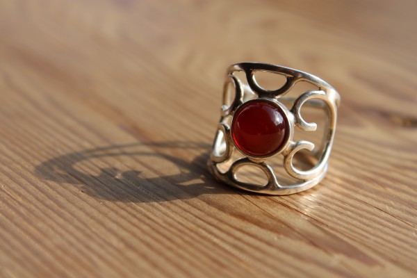 Opengewerkte ring met carneool