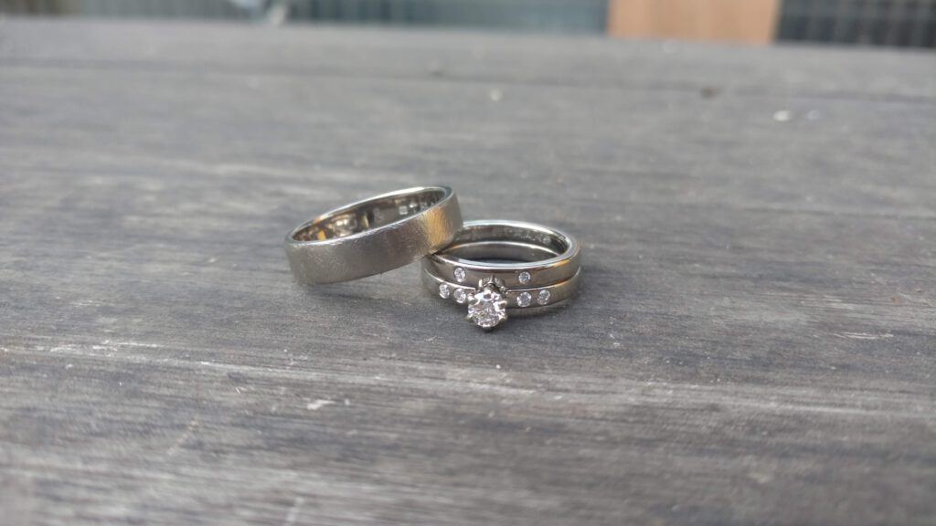 Witgouden trouwringen en verlovingsring met diamant