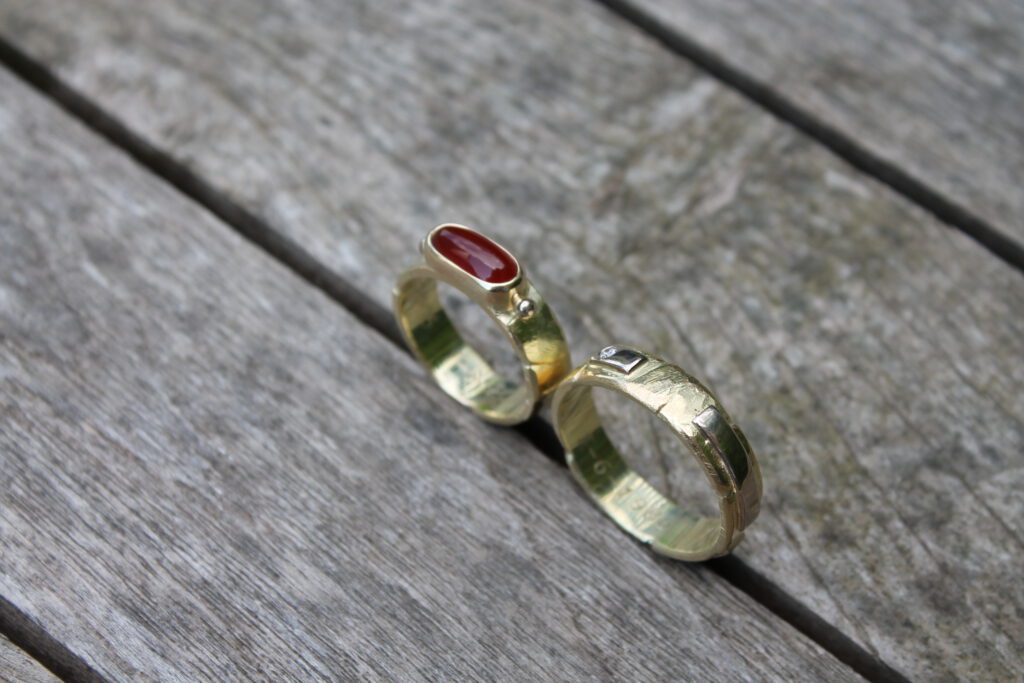 Trouwringen  van geel- en witgoud, carneool en diamant