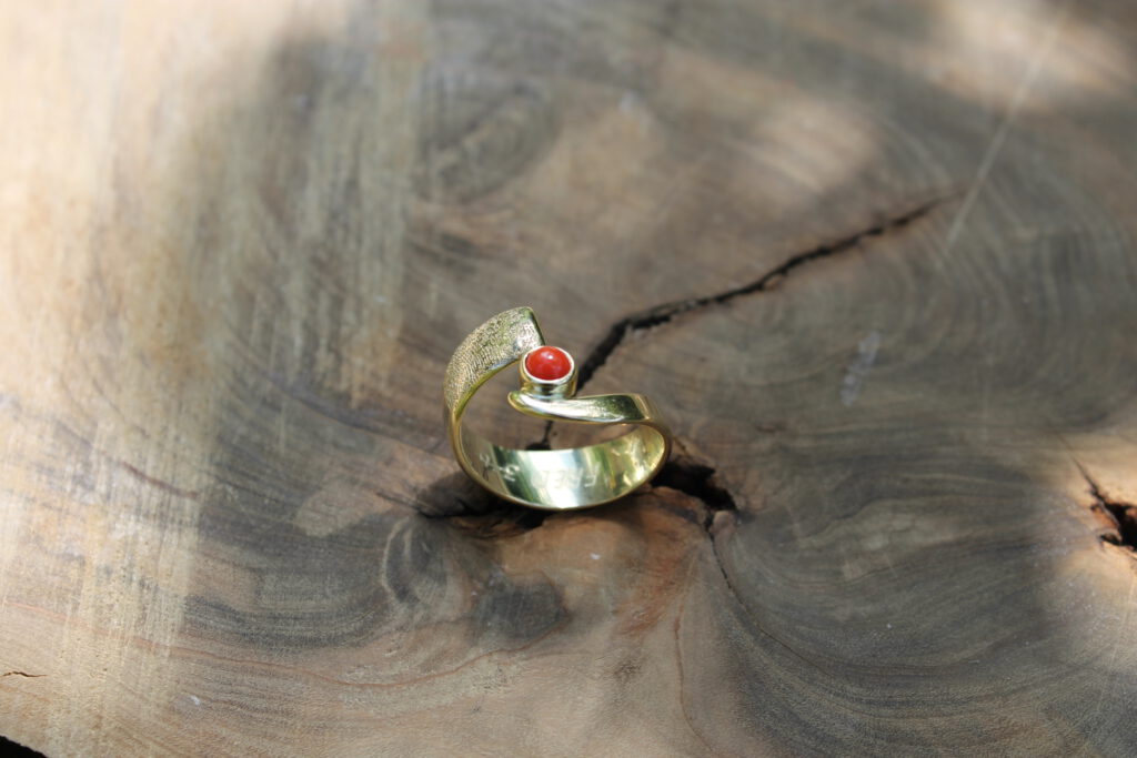 Geelgouden ring koraal en vingerafdruk
