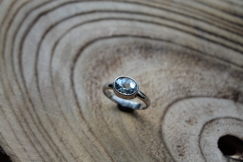 Witgouden ring met topaas